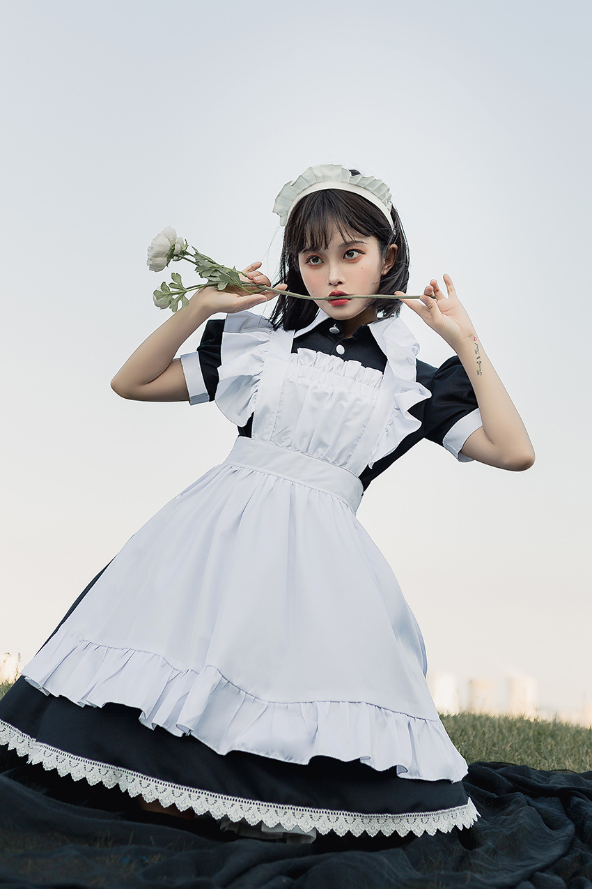 穿暴露装上街美女_日本性感女仆兔女郎装_美女穿女仆装