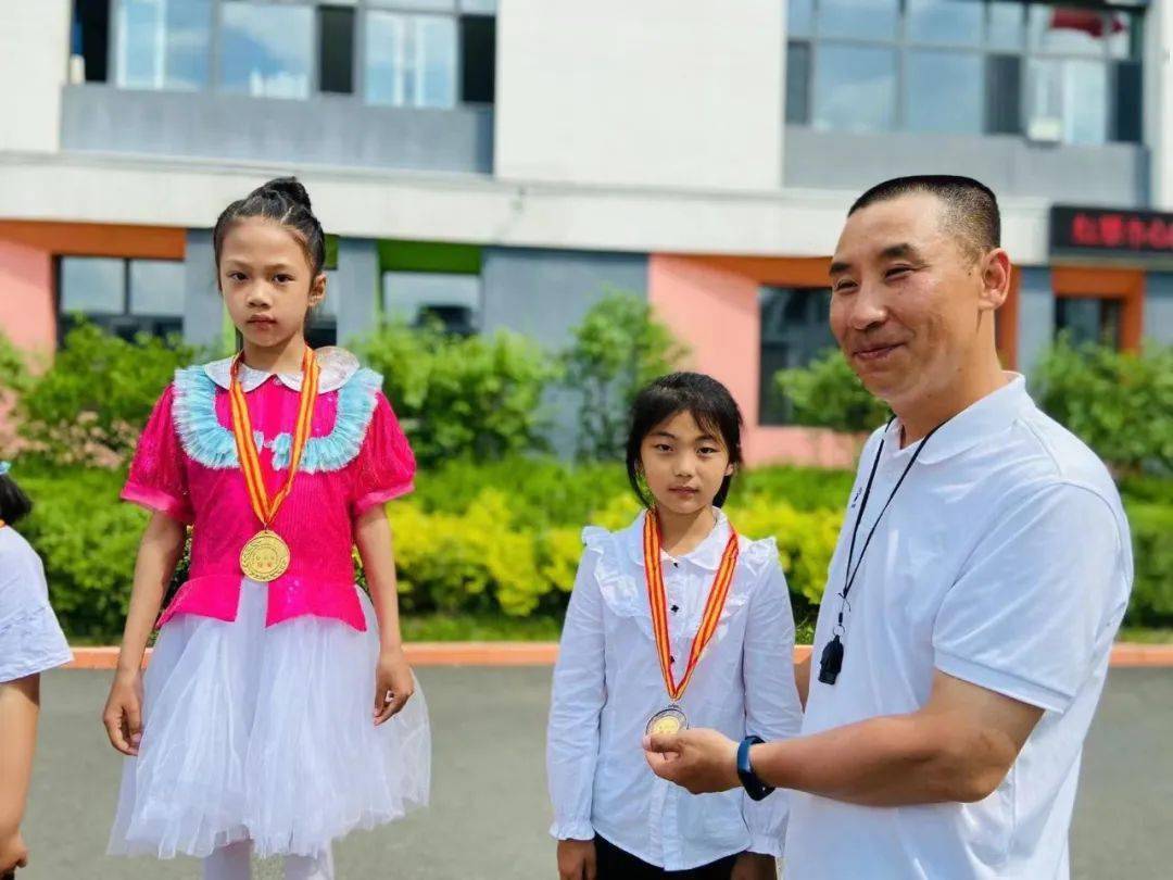 小明用红领巾擦汗看图写话_红领巾张小明_红领巾与王小明