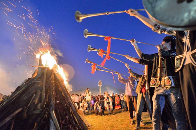 火把节是哪个民族的-探寻彝族文化：神秘火把节背后的民族记忆与认同
