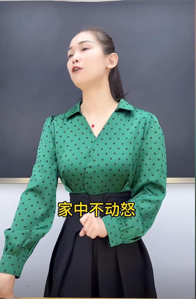日本女明星玩手机游戏_日本明星玩什么社交软件_明星玩日本女手机游戏视频
