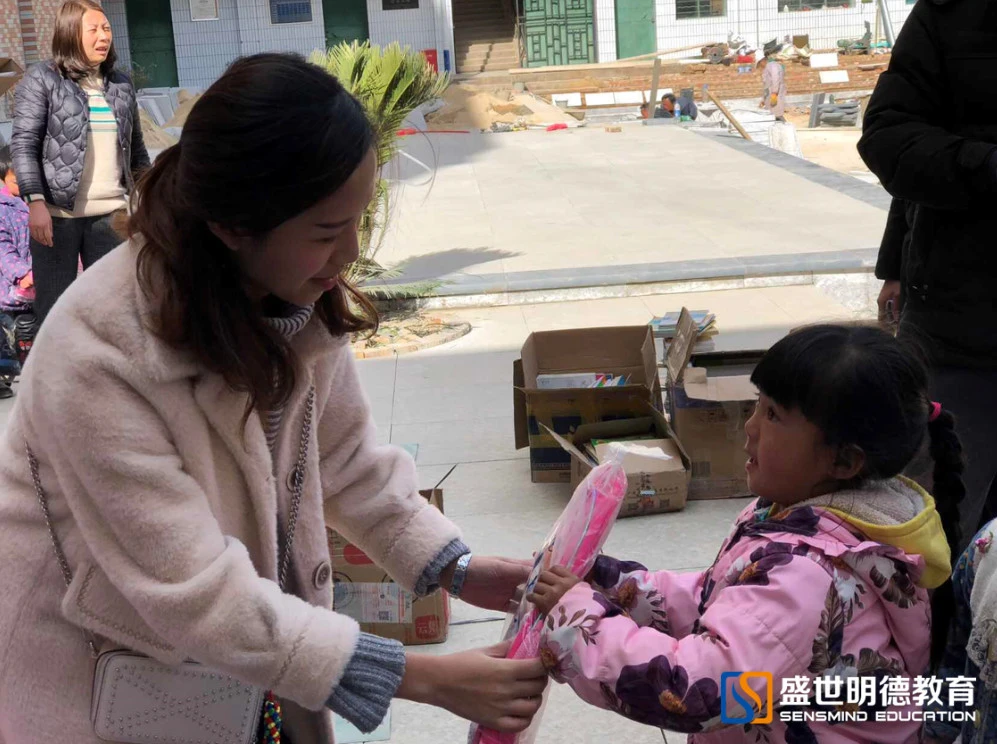 送女朋友游戏机_送喜欢玩游戏的女生礼物_女生玩游戏送手机怎么办