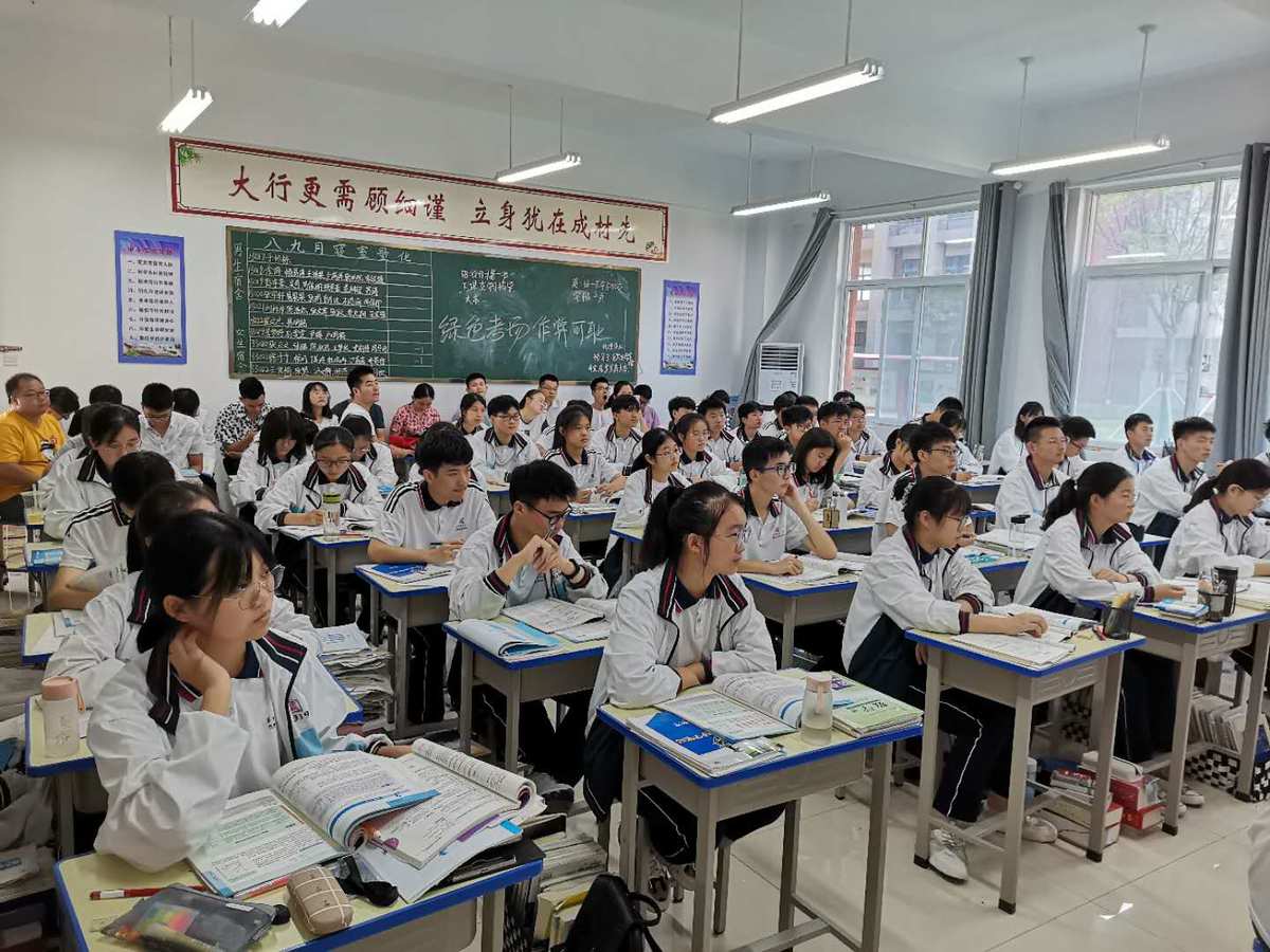 适合高中孩子玩的手机游戏_高中生玩手机游戏_高中适合玩手机游戏孩子学什么