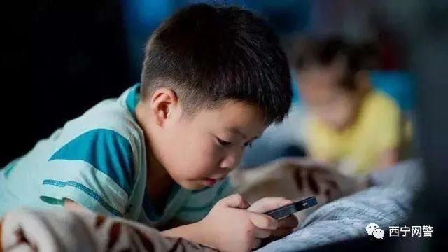 如何教小孩不要玩手机游戏_孩子玩手机游戏有什么好处_小孩教玩手机游戏要怎么教育