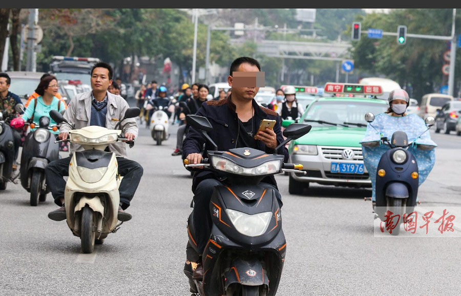 骑车玩手机会怎么样_骑车要不要玩手机游戏_骑车玩手机违法吗