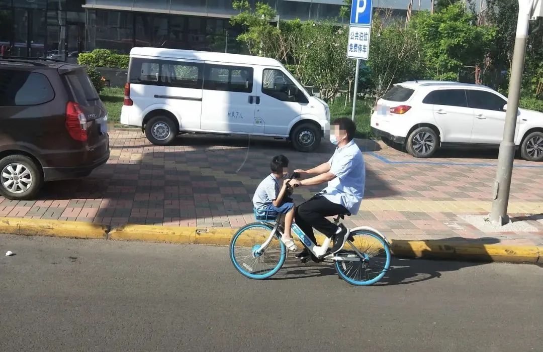 骑车玩手机会怎么样_骑车要不要玩手机游戏_骑车玩手机违法吗