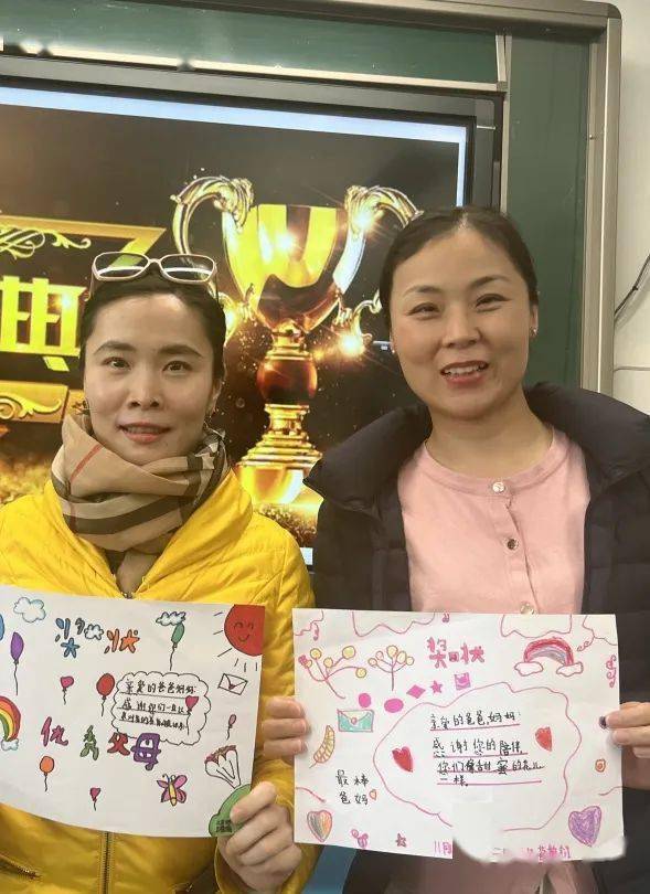 一群人玩手机_群体玩手机游戏犯法吗_群体玩手机游戏