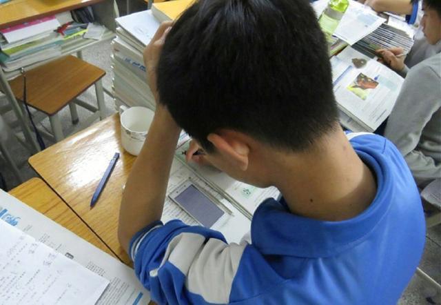 上课玩手机表情包图片_上课玩手机游戏有用吗图片_上课玩手机图片搞笑卡通